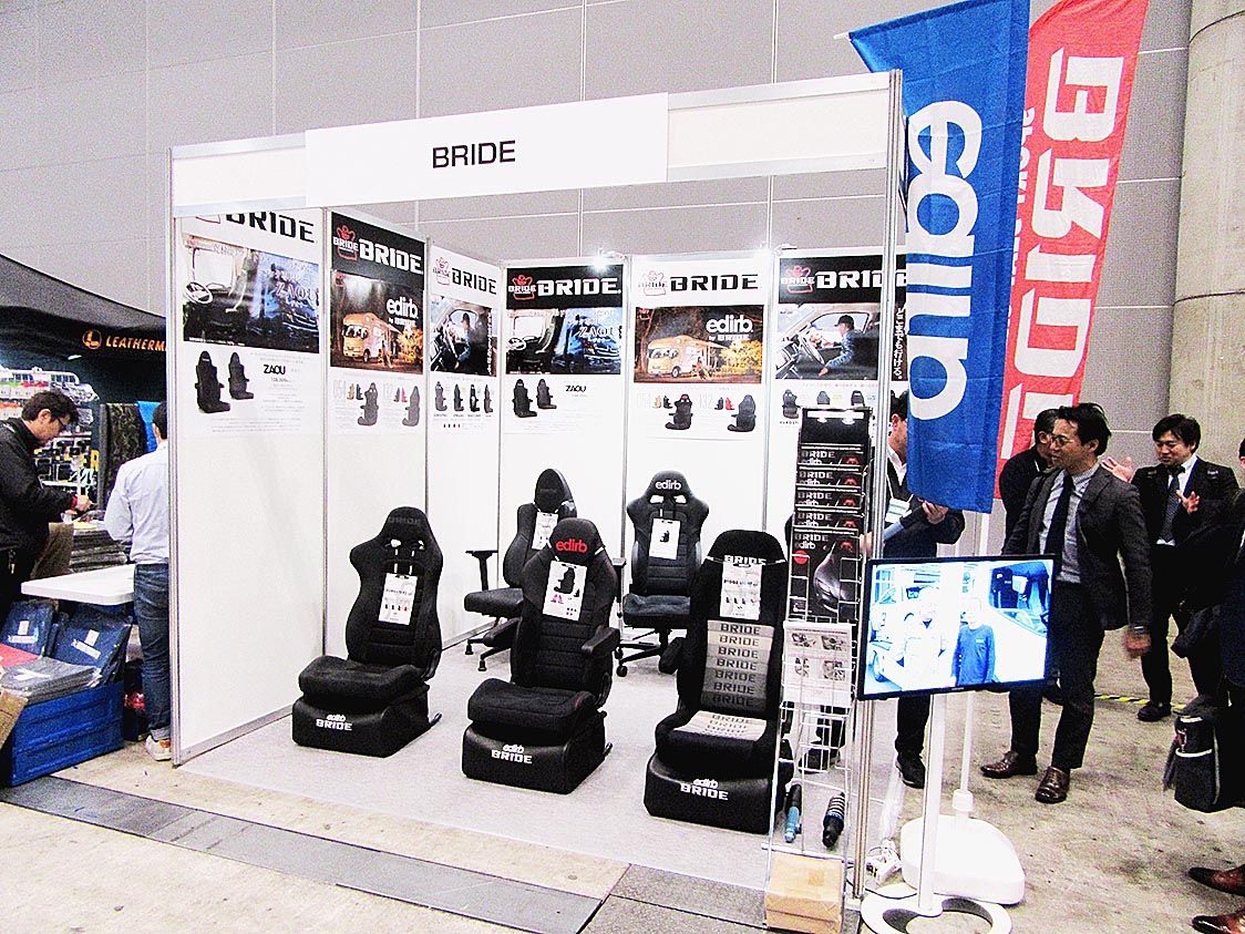 ■スポーツシート
チューニング業界で高い知名度を持つスポーツシート「ブリッド」。長い旅を続けるキャンピングカーだからこそ、日本人の体形に合ったシートの重要性をPRした