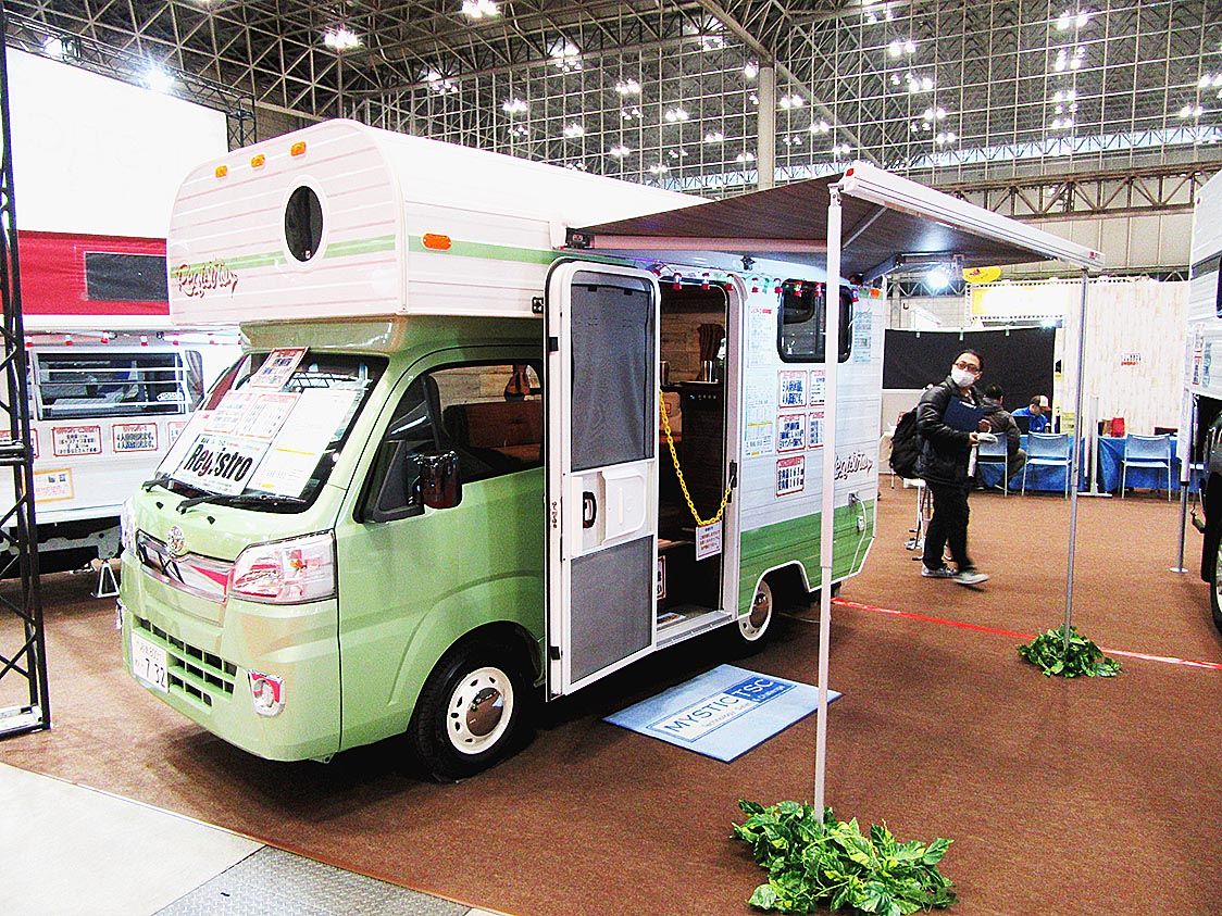 ■レジストロ(ミスティック)
軽トラックベースのキャンピングカー。レトロモダンな雰囲気を演出する。全高が2千㍉㍍を超えるため小型自動車登録となる