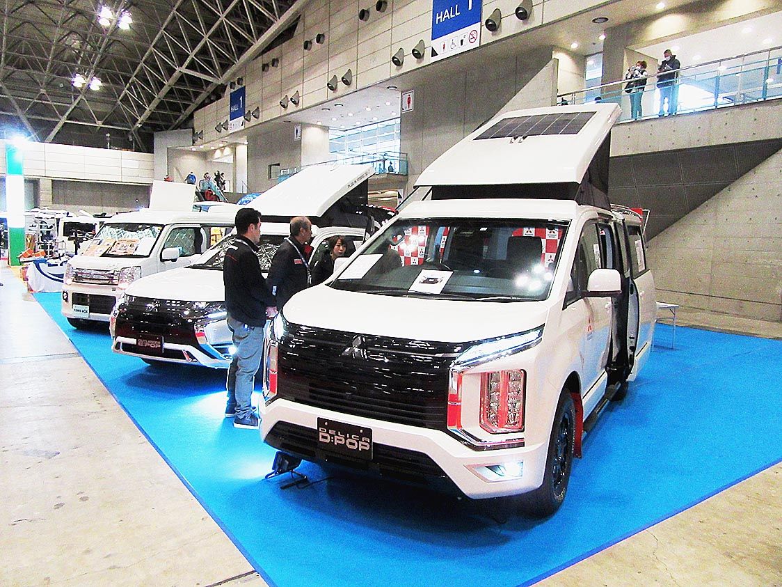 ■デリカD:POP(西尾張三菱自動車販売)
ポップアップルーフを備えた新型「デリカD:5」。運転席と助手席は180度回転させることができ、専用のダイネットテーブルを装着すれば広いリビングルームが誕生する