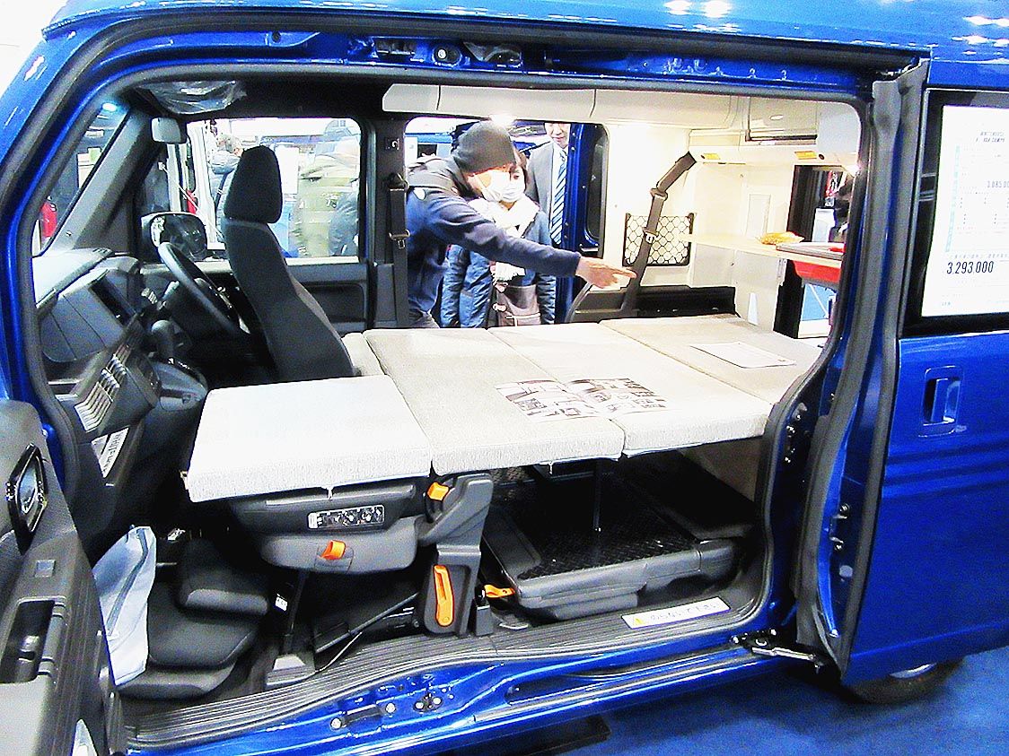 ■N―VAN COMPO STYLE-one(ホワイトハウス)
車内は快適に睡眠を取るために肉厚でクッション性の高いベッドマットを採用。リアゲートには虫の侵入を防ぎつつ、風を通すことができる防虫ネットを装備する