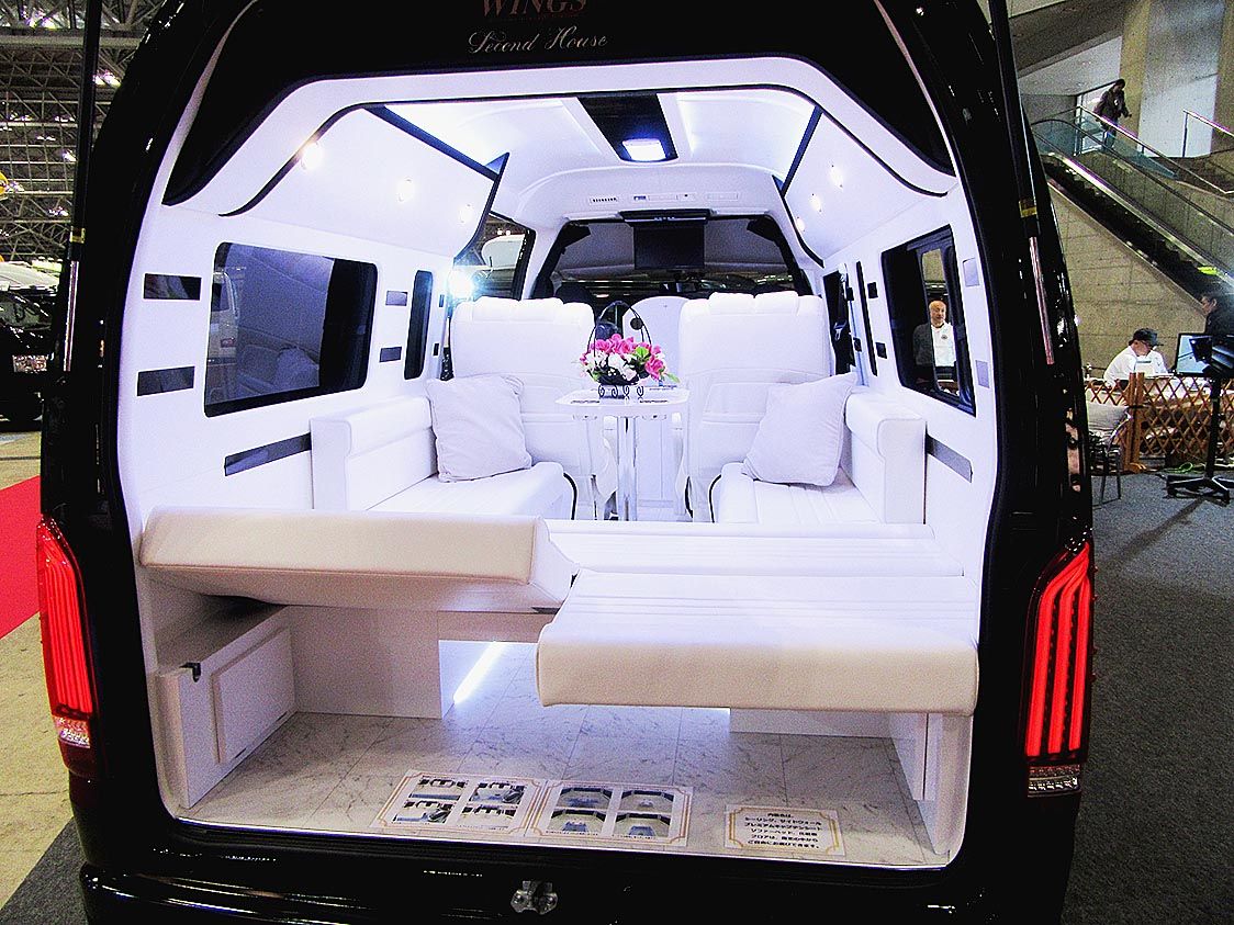 ■ウイングプレミアム(セカンドハウス)
ラグジュアリー仕様のキャンピングカー。キャプテンシートやフロントキャビネット、ソファーベッドなどを採用。ゴージャスな空間を提供する