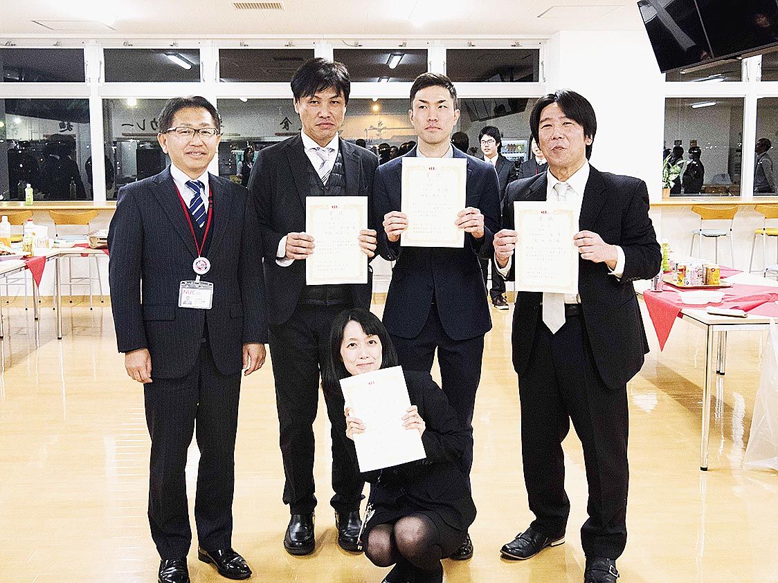 団体優勝したNAA大阪会場のメンバーと井上社長(左)