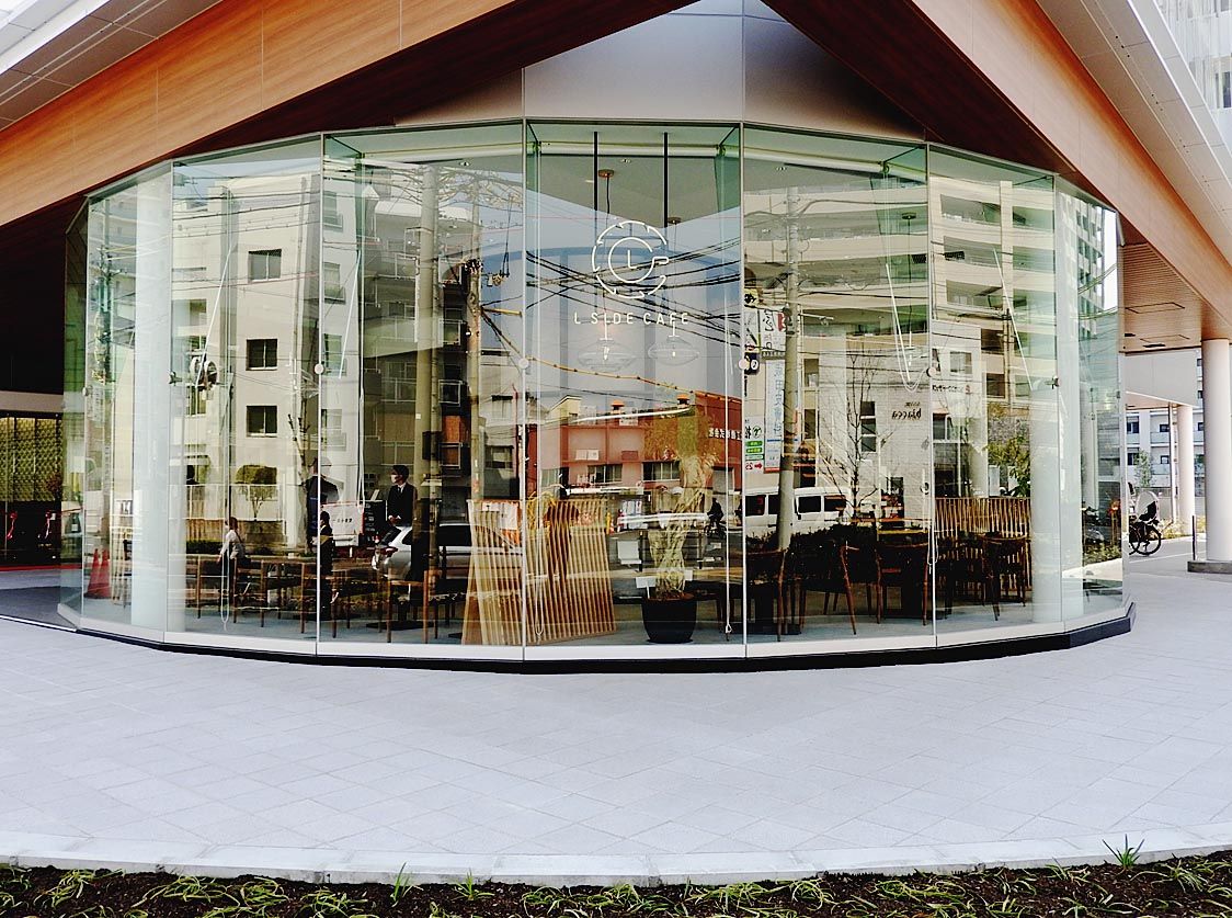 円柱型のガラスが印象的なL SIDE CAFE