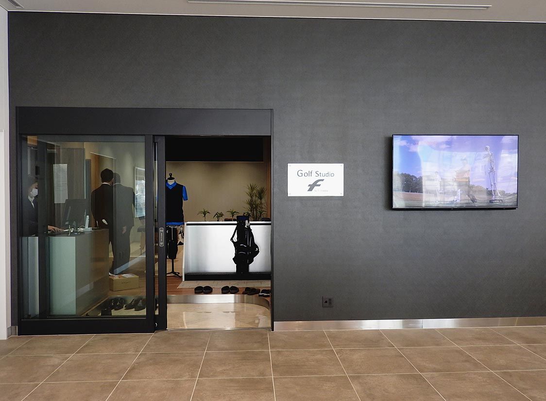 2階にあるゴルフスクール入口