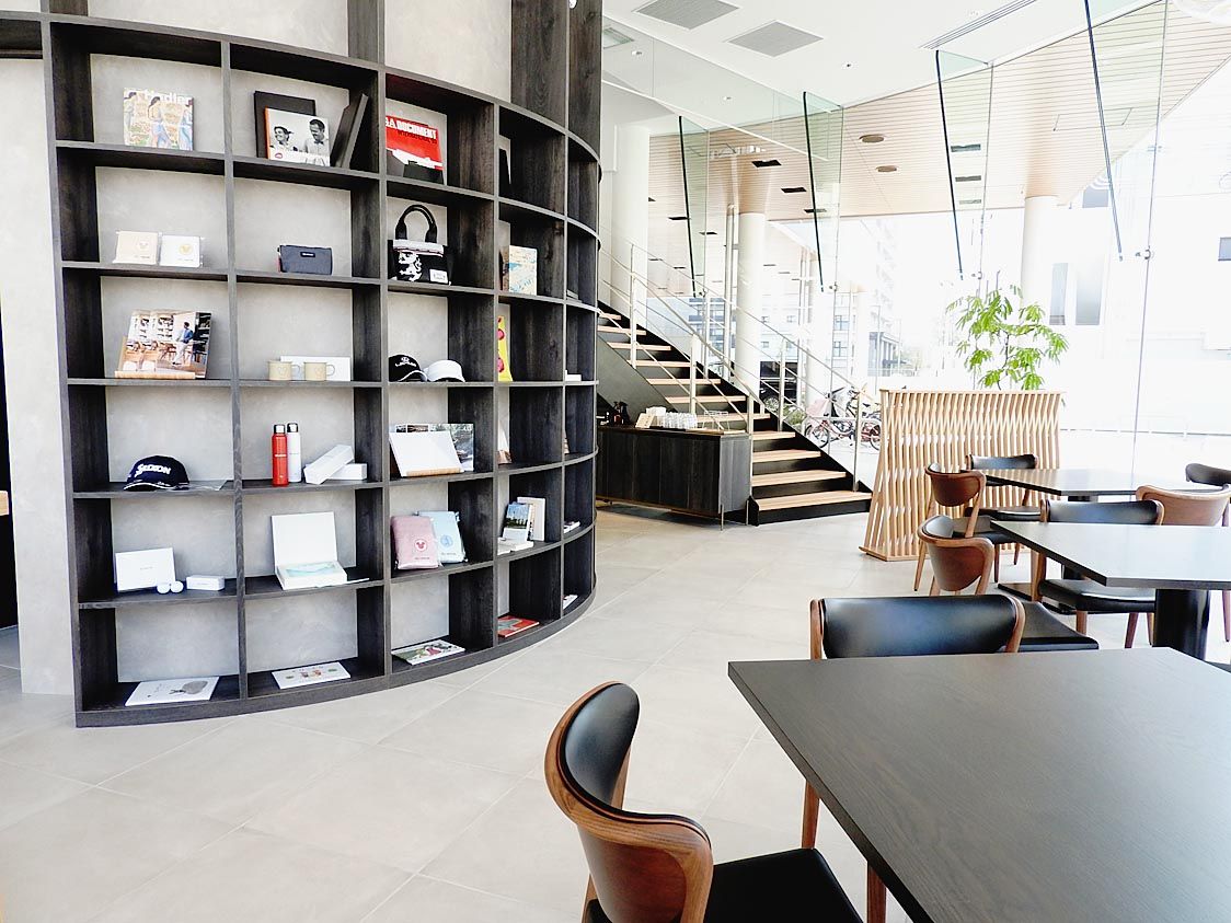 カフェ内部は円柱を中心に席などが配置されている