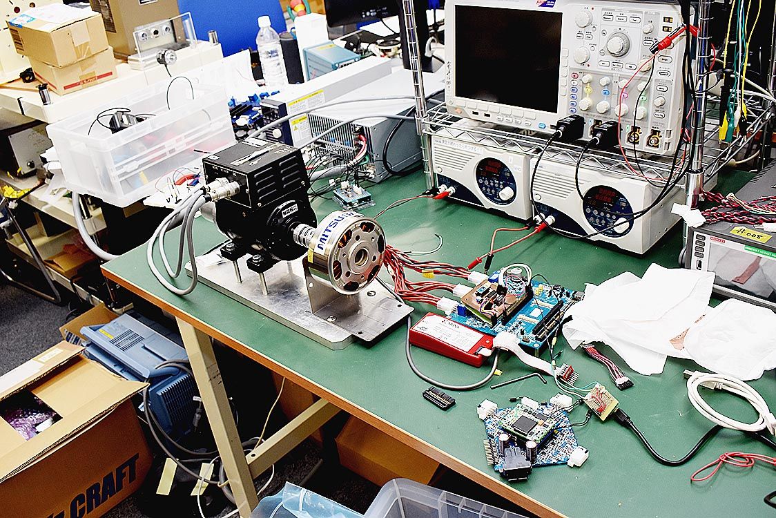 マルチコイルモーター駆動技術の実験装置。同技術はコイルのマルチ化によってフェールセーフが高まるため、ドローンにも役立つ