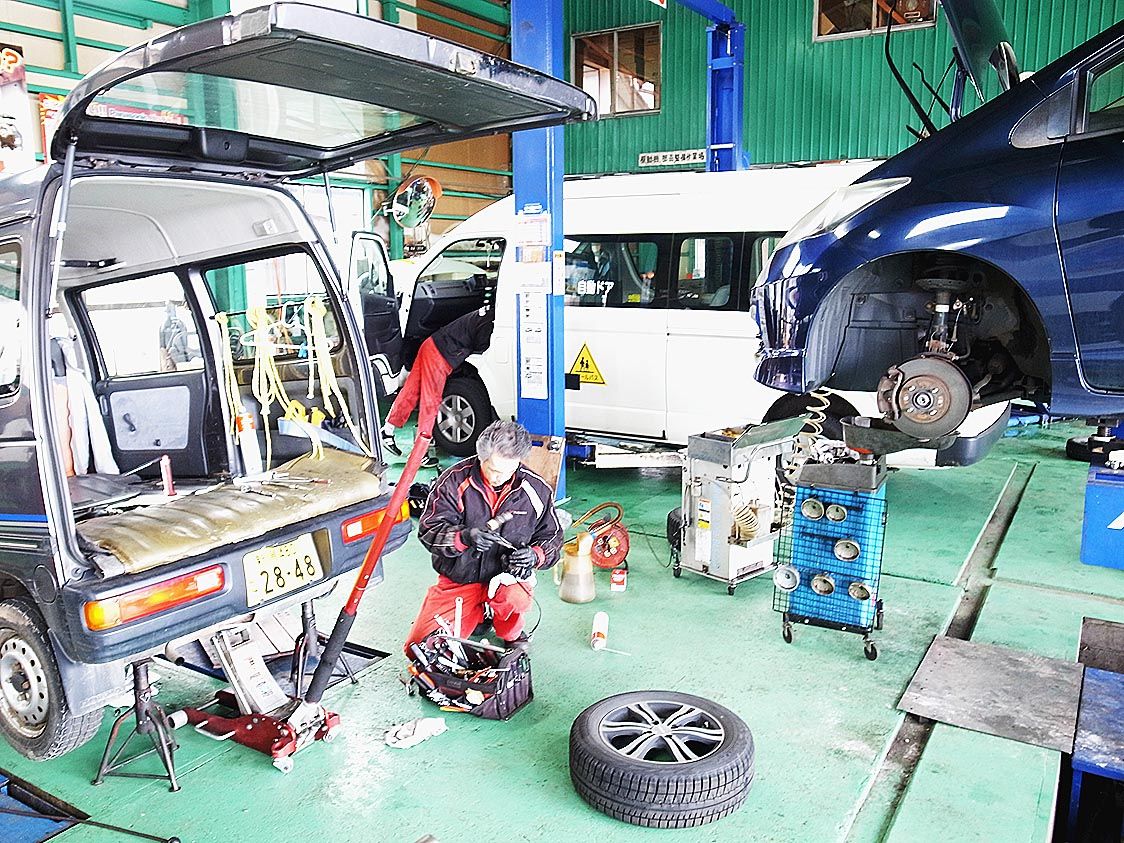 6ピットと車検レーンを持つ工場