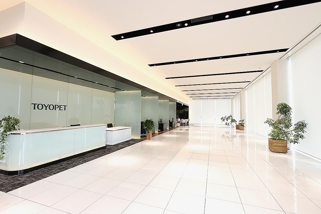 店舗内はレクサスの高級感と清潔感ある内装