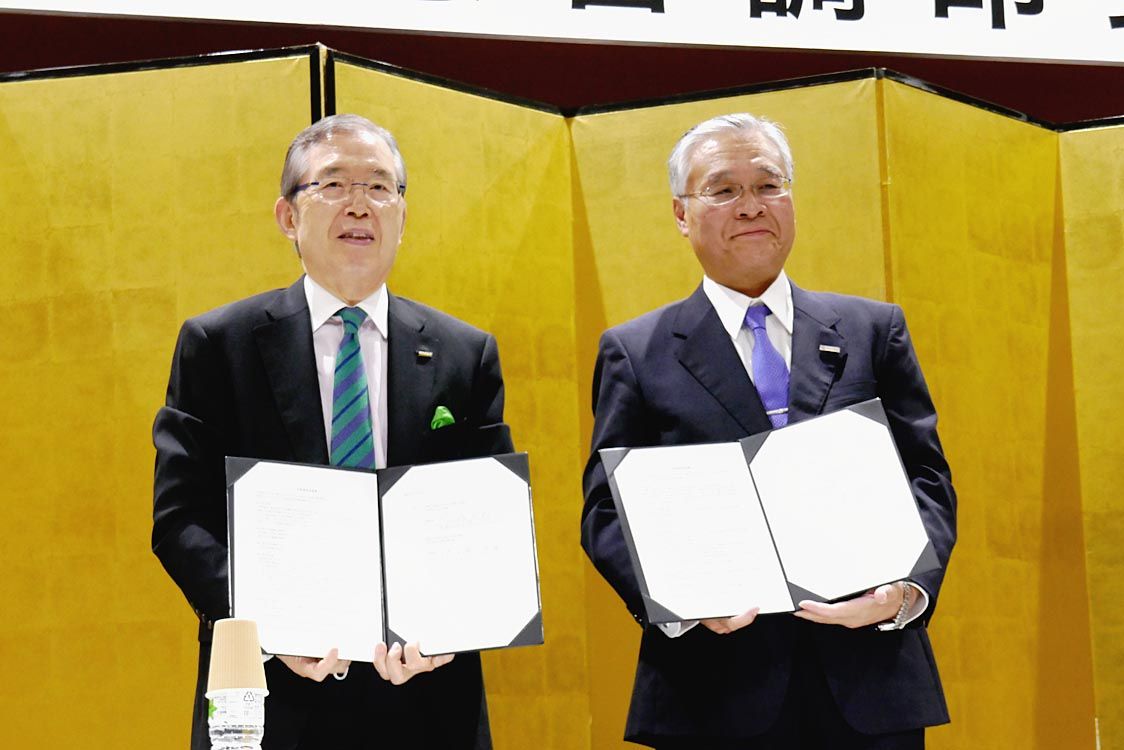 永守学園の永守理事長(左)と京都光楠学園の佐々井理事長(写真②)
