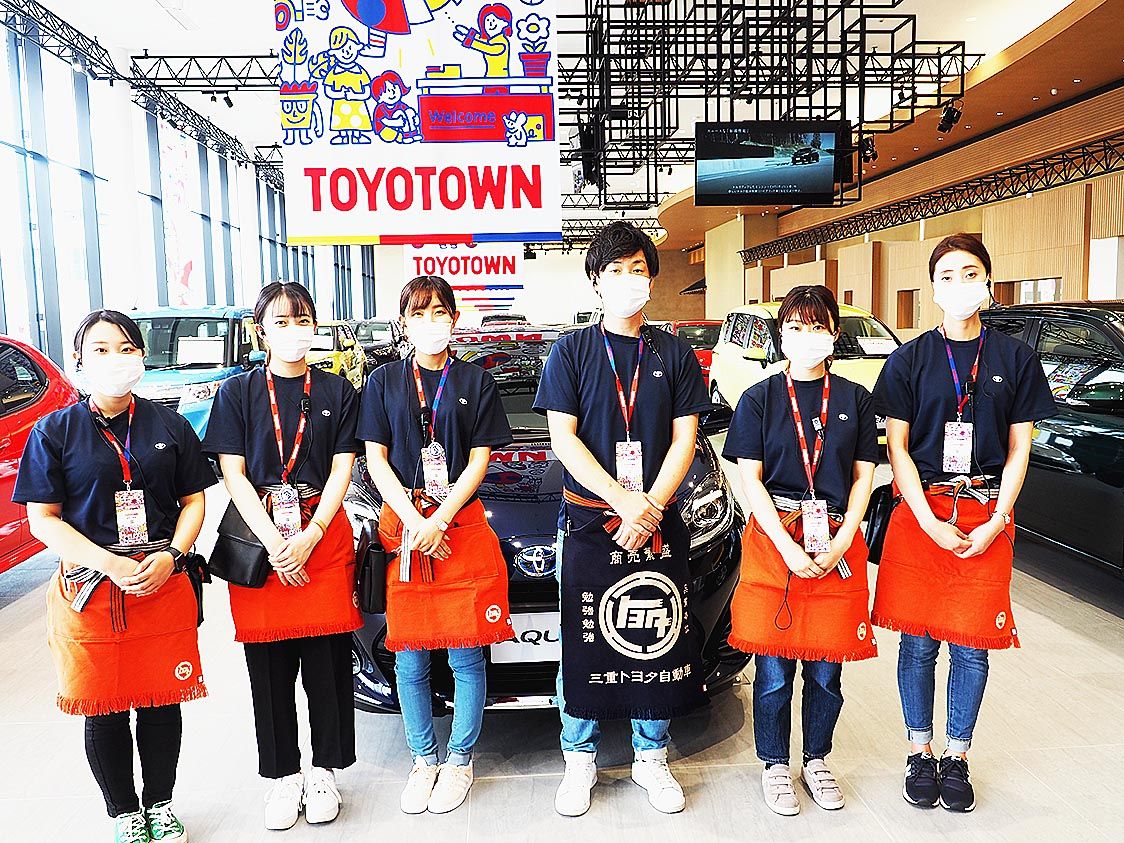トヨタウン2店舗では店内やスタッフの服装に社章を活用する