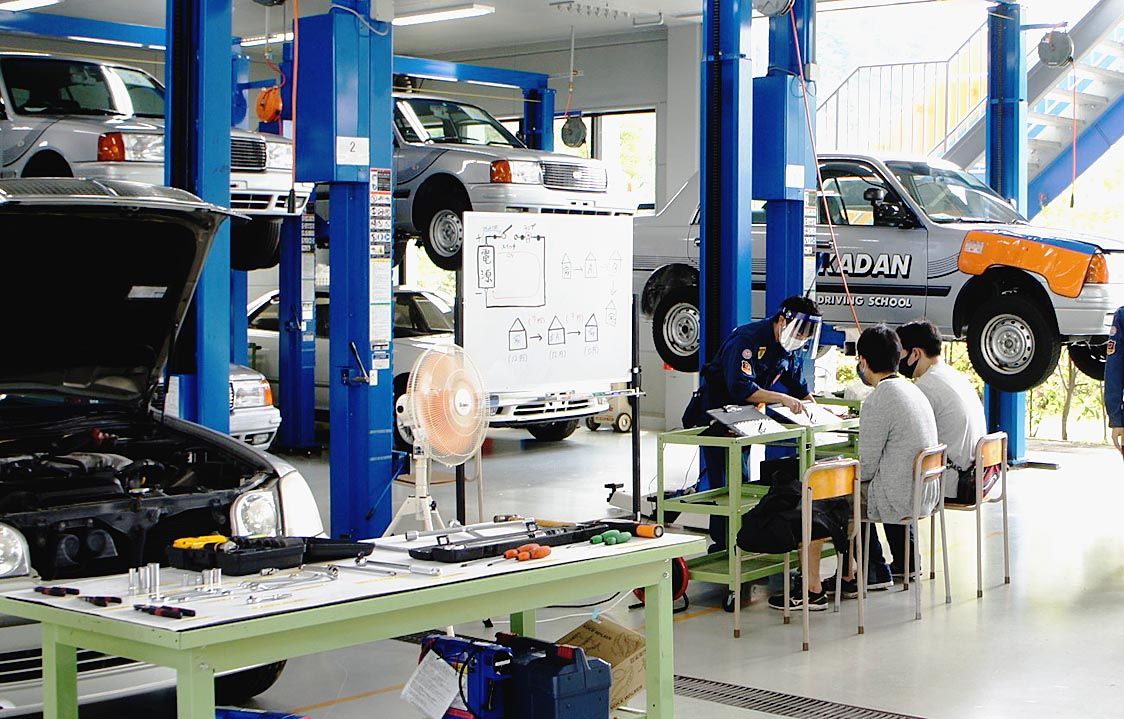 車の機能や実習上の設備などを説明