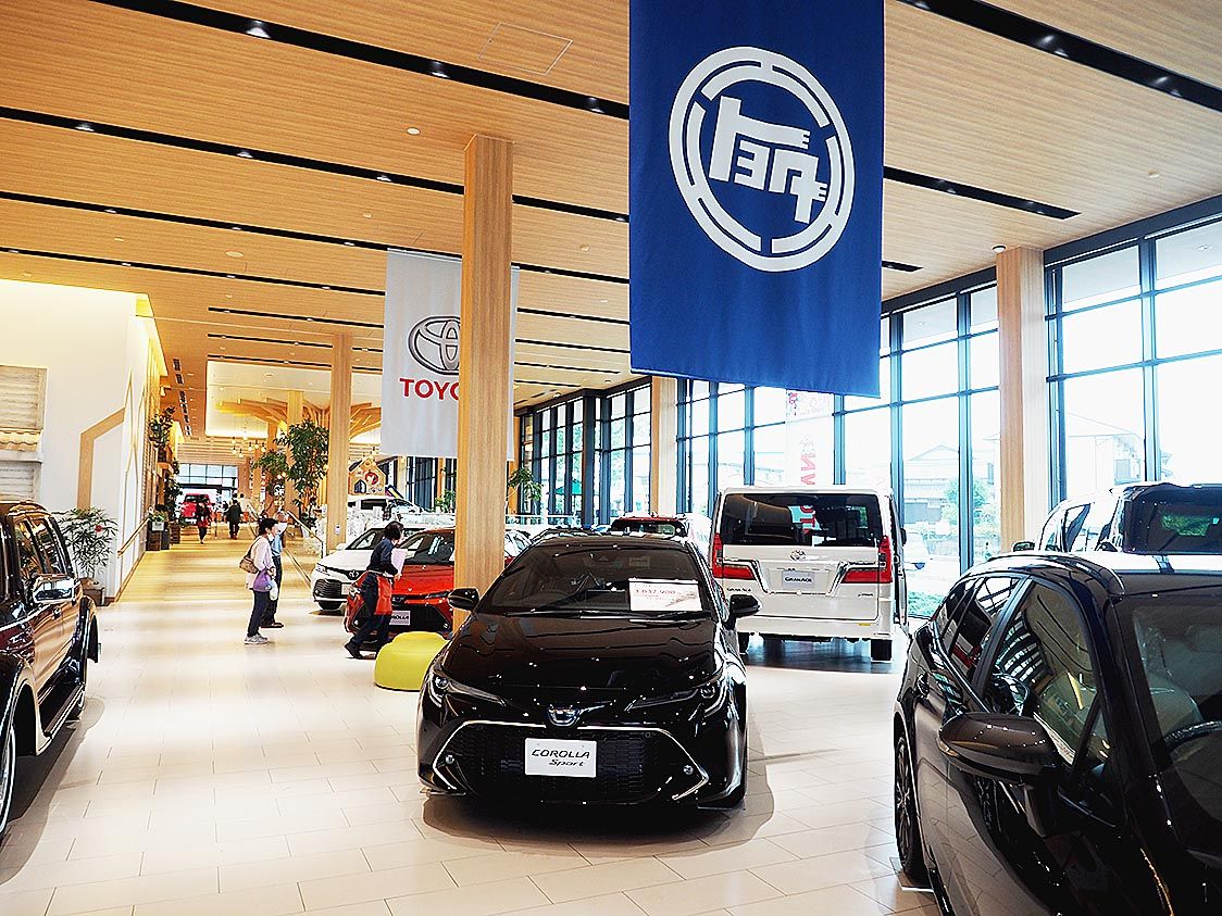 トヨタウン2店舗では店内やスタッフの服装に社章を活用する