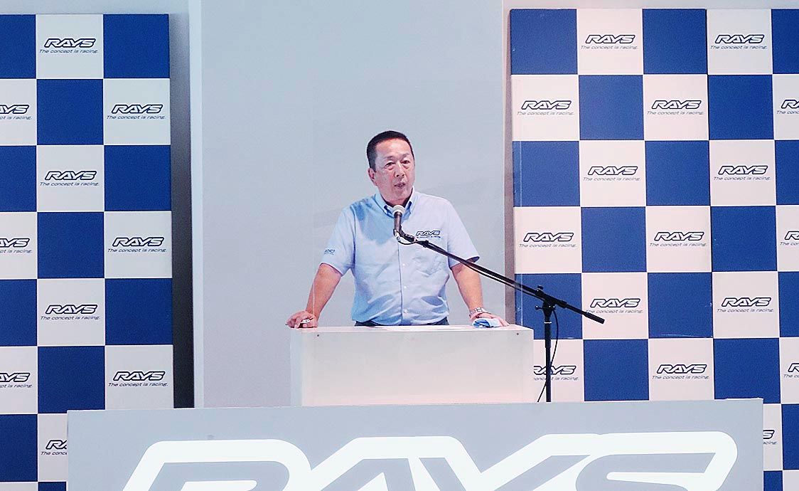 挨拶する三根茂留社長