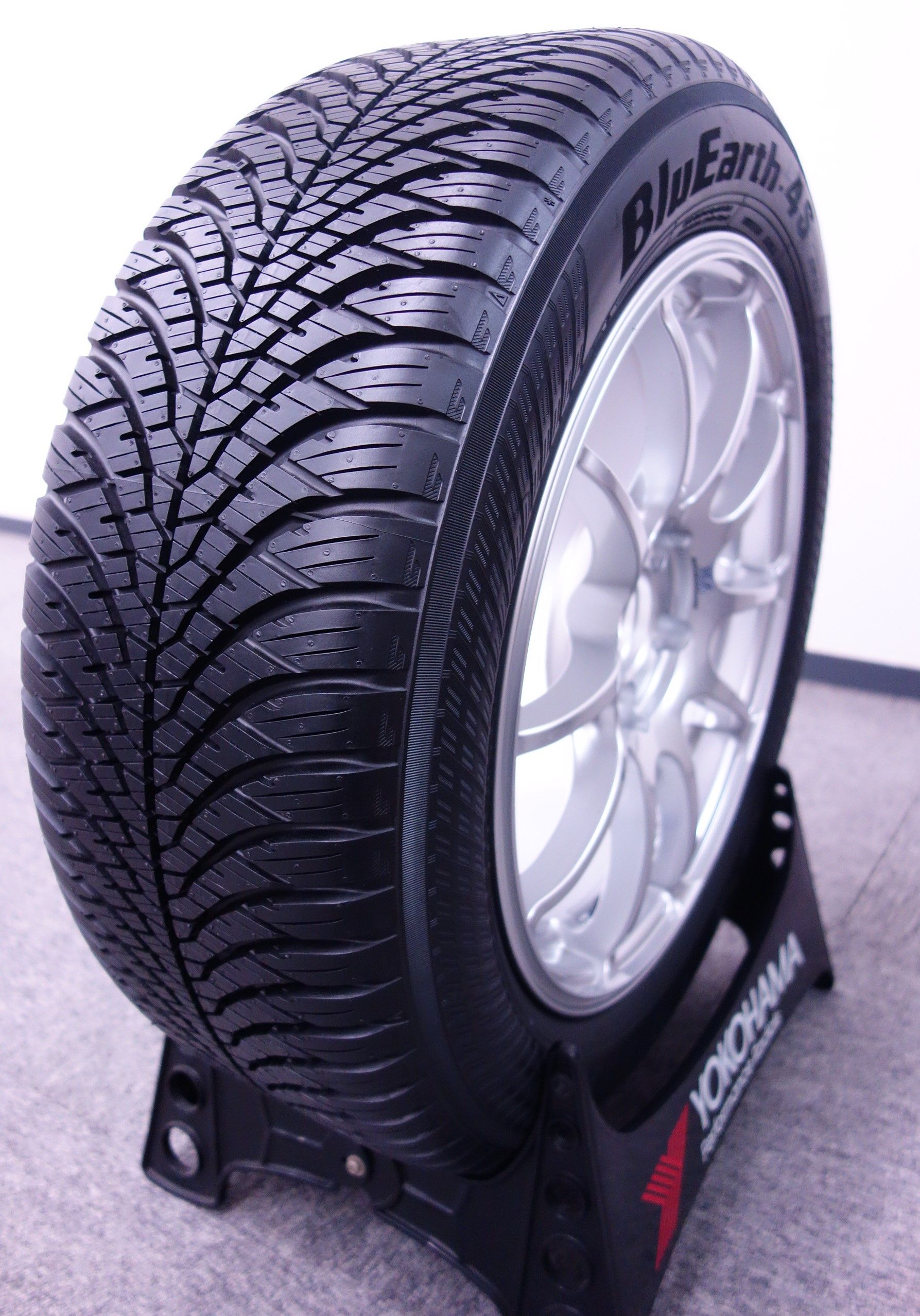 横浜ゴムの技術が詰め込まれた「BluEarth-4S AW21」