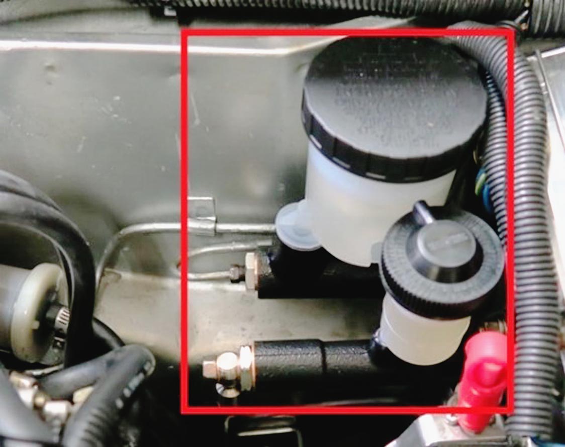 クラッチマスターシリンダー(枠内手前)とブレーキマスターシリンダー(枠内奥)