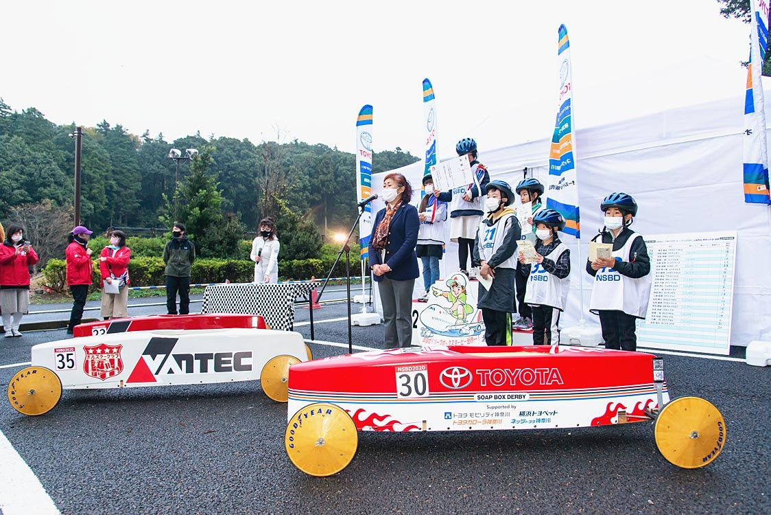 参加者を称える山本事務局長(左)