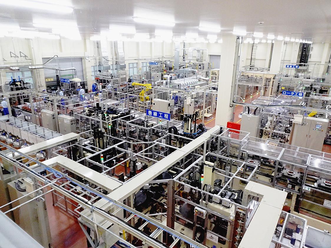 ステーターとローターのラインが組み立て工程(写真中央)で合流する