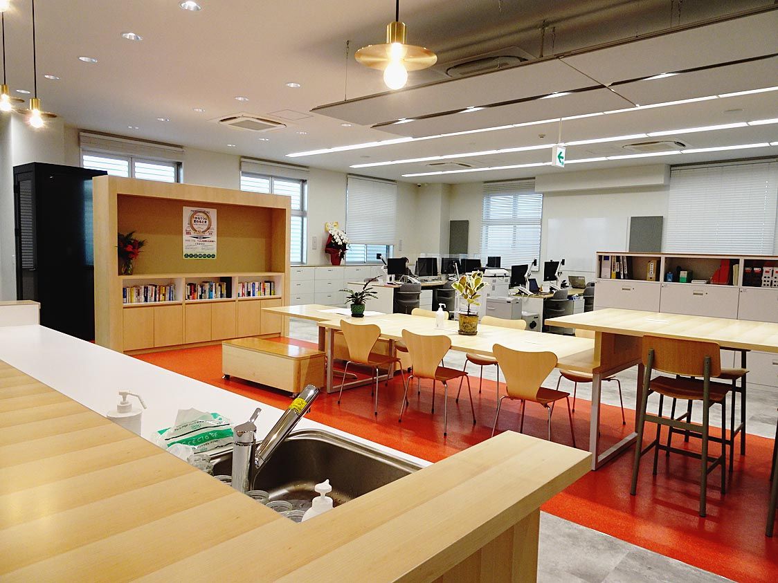 2階には本社機能が入り、コミュニケーションスペースを設けた