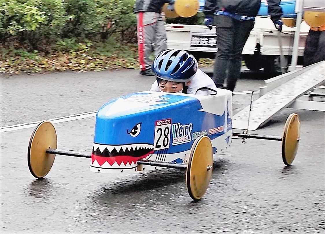真剣な表情で走行する子どもたち