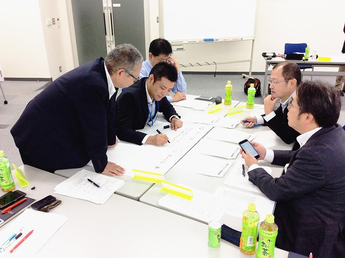 研修を通じて社員の消費知識や商談スキルを高めていく