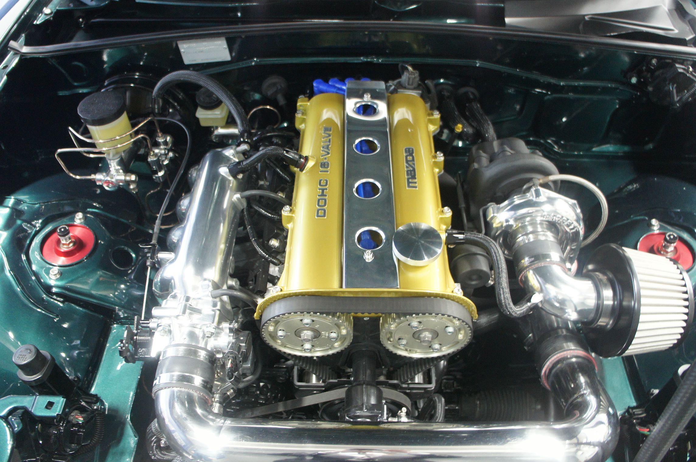 ワイヤータックの手法でエンジンルームを見せる演出にこだわった