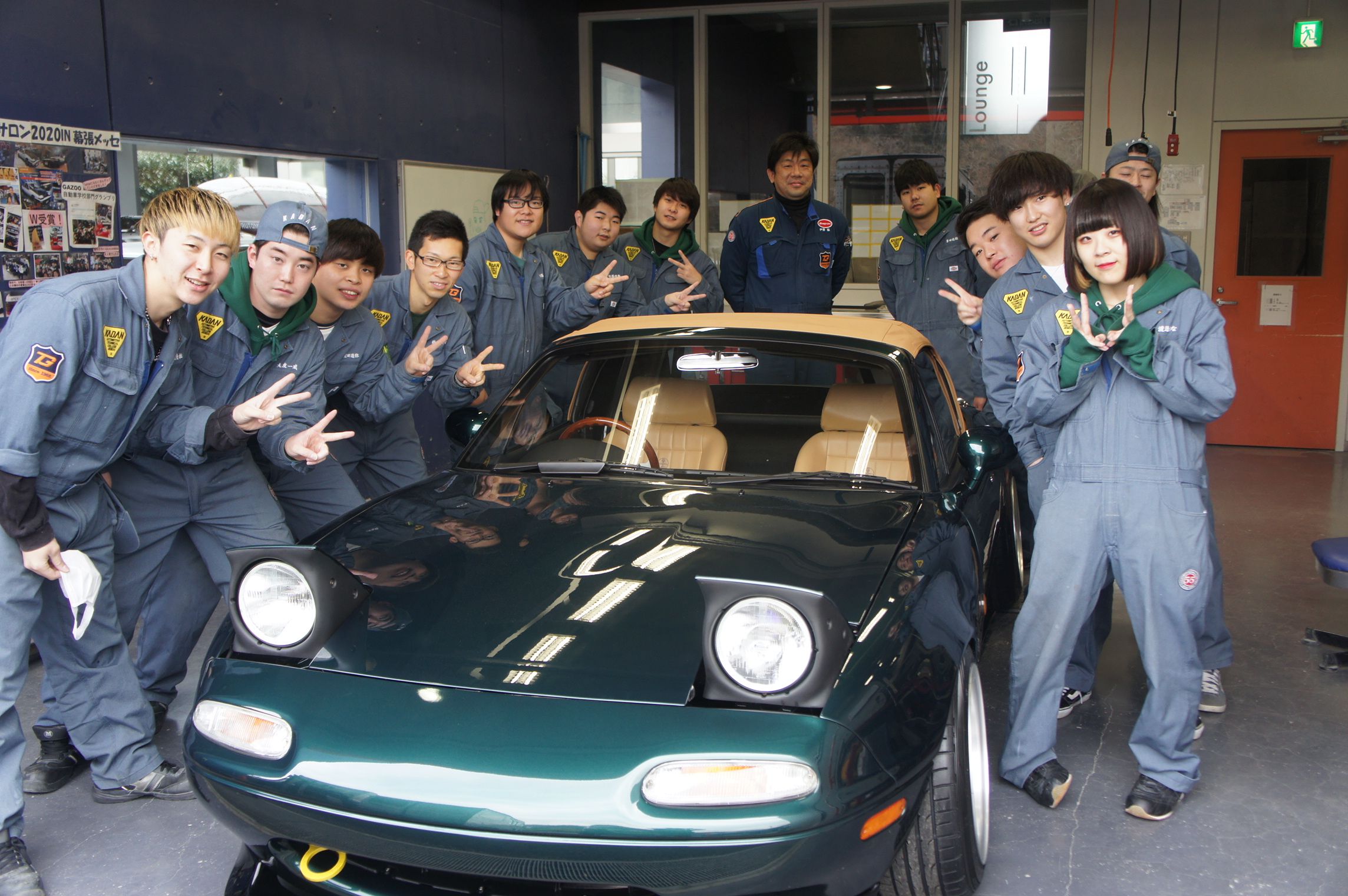 製作に携わったボディークラフト科の学生たちとKADANロードスター