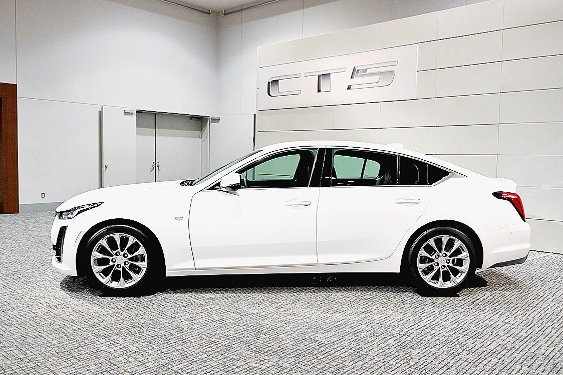 ファストバックスタイルに大径ホイールを組み合わせ精悍さを表現