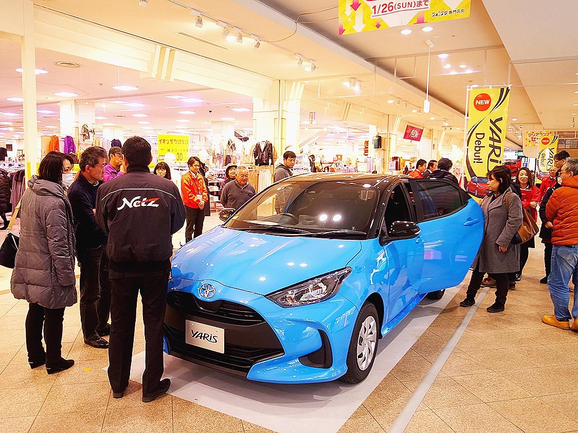 販売スタッフが安全で豊かなカーライフを提案