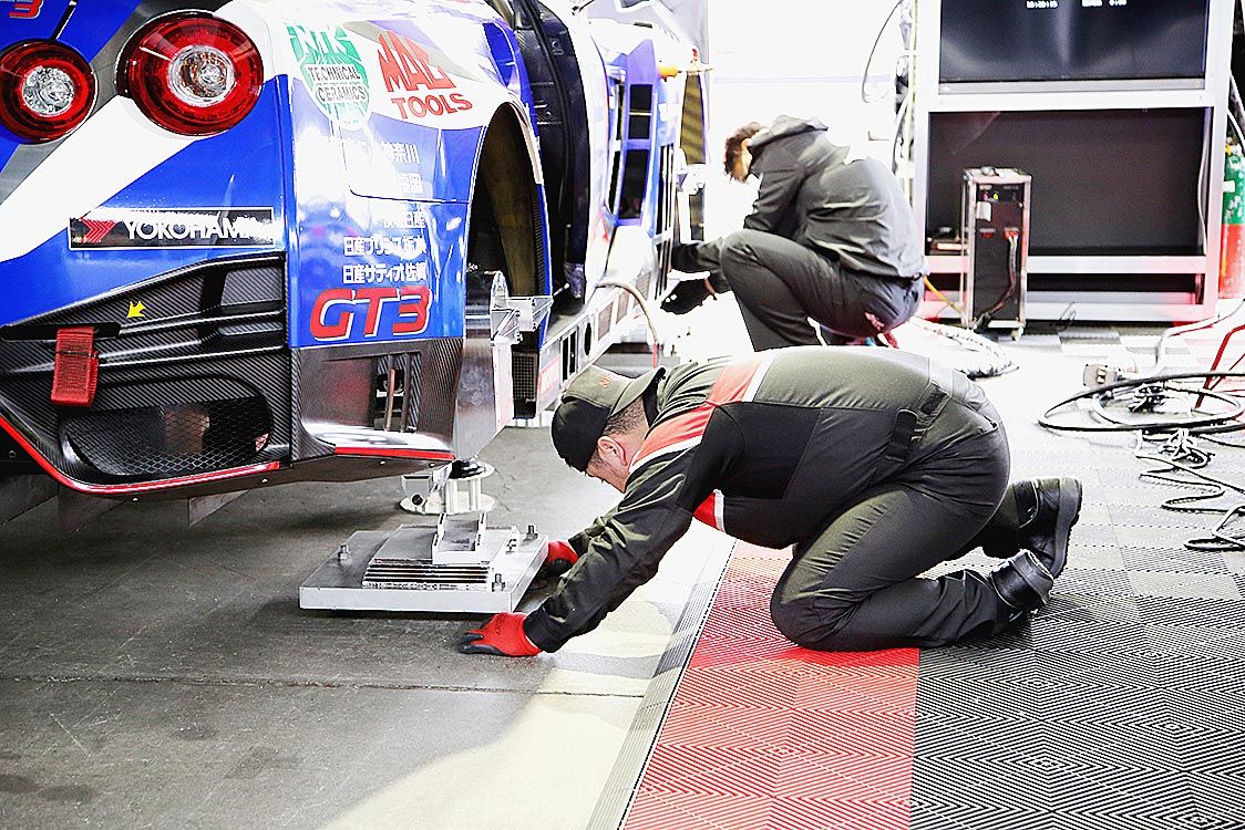 部品組み立てやモータースポーツなどさまざまな分野で活躍する人の姿が自動車産業のすそ野の広さを示す