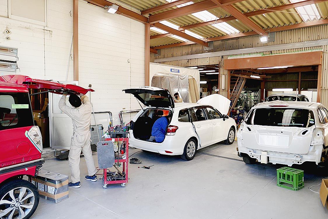 車販から点検整備、板金塗装まで一手に担い、若手も多く活躍する