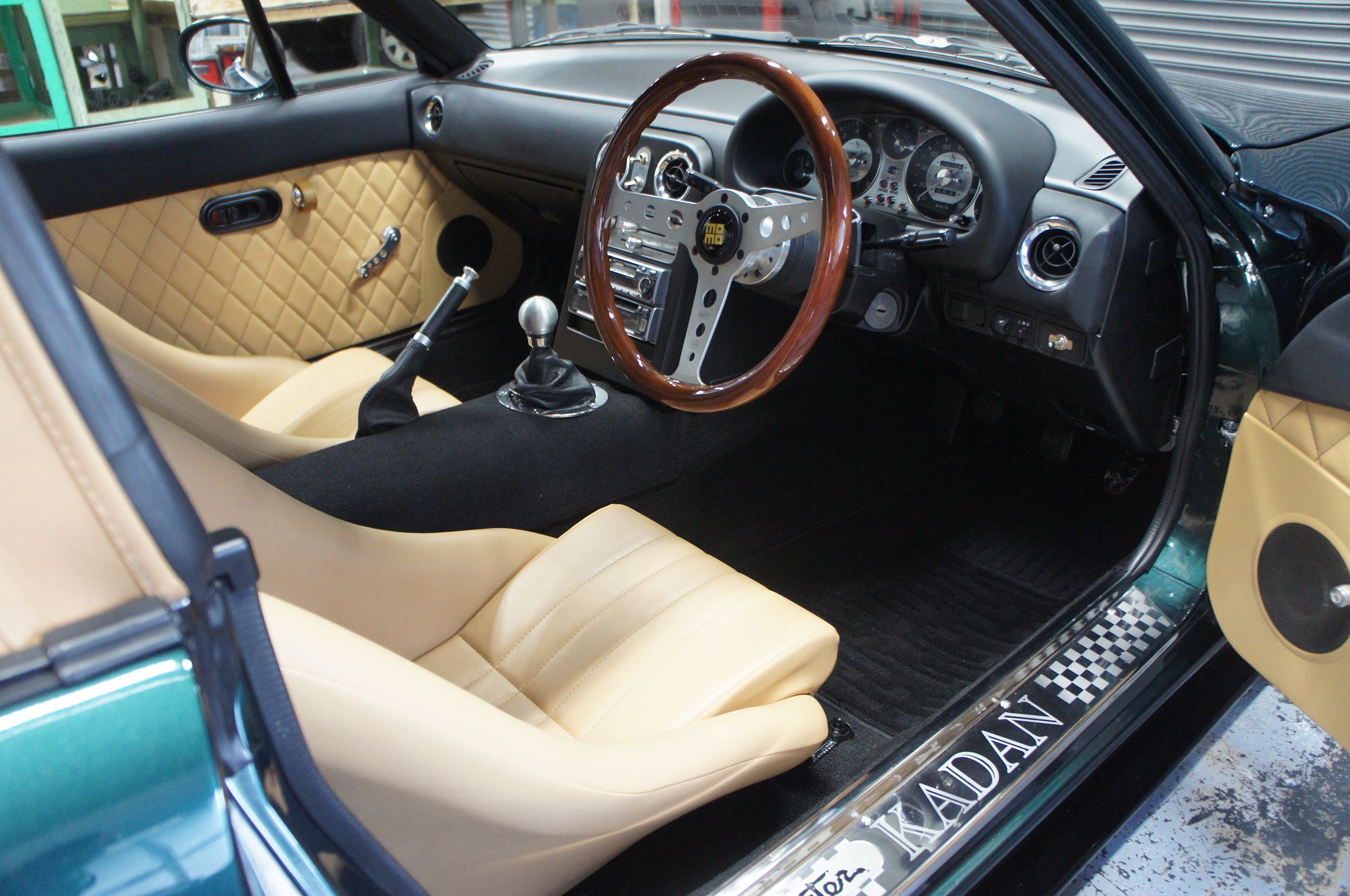 クラシカルな印象の内装。サイドシルカバーにはオリジナルロゴをデザイン