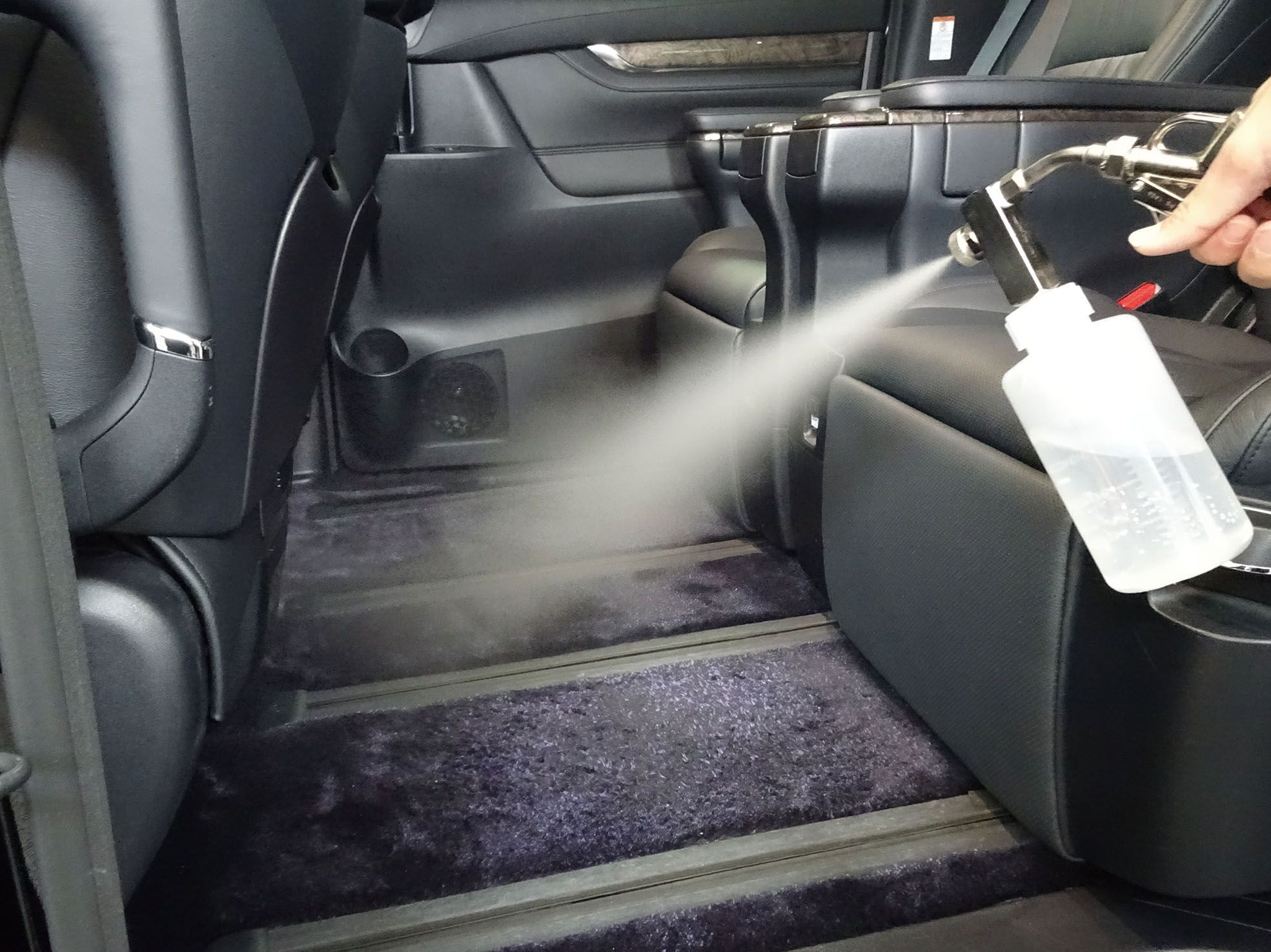 チタニア噴霧作業風景