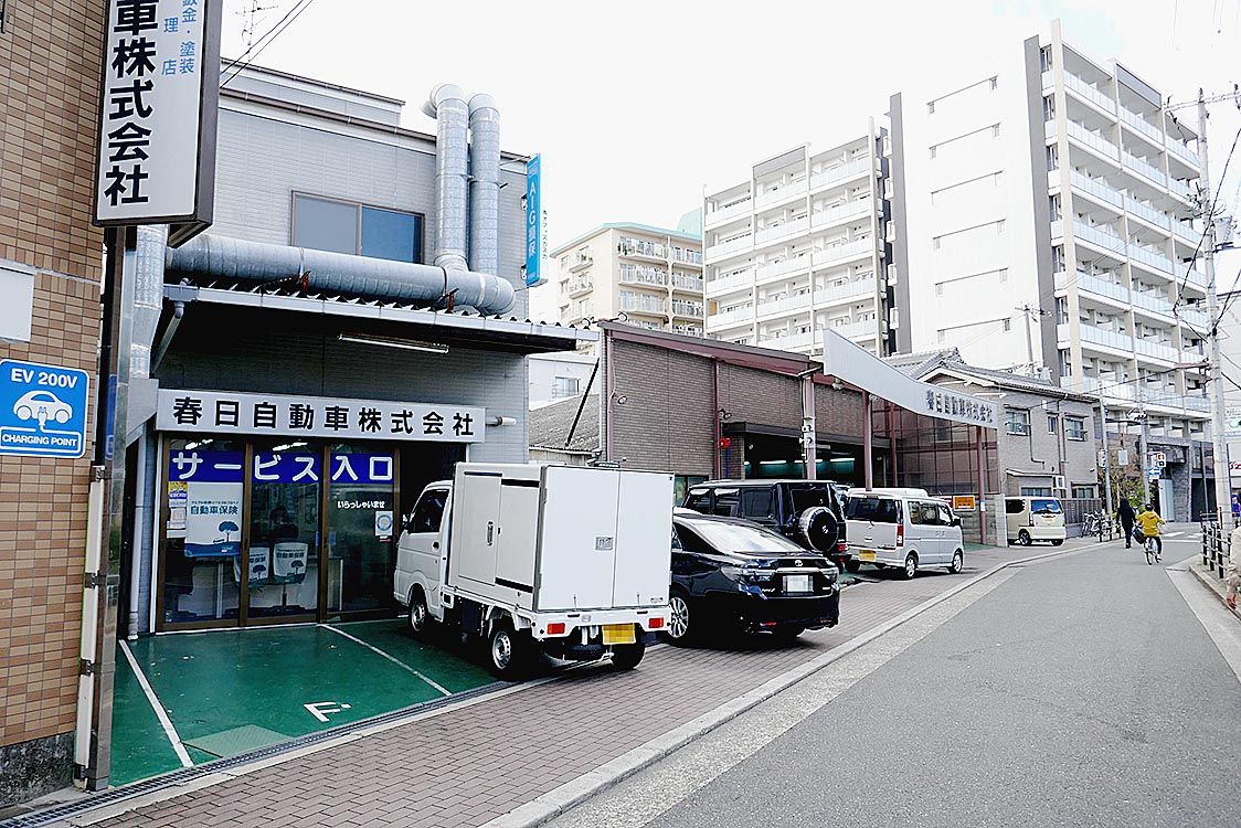 広い間口を構える本社工場