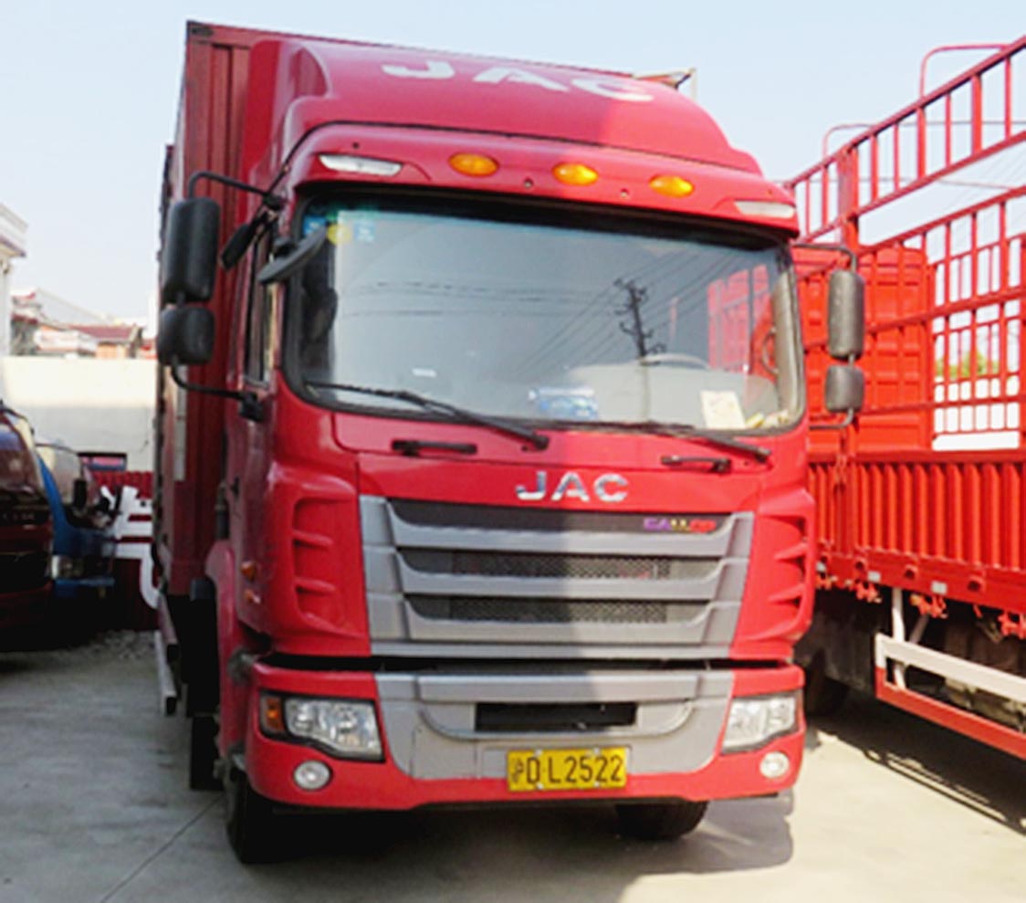 写真10 JAC江准汽車のトラック 上海中古車展示場 筆者撮影