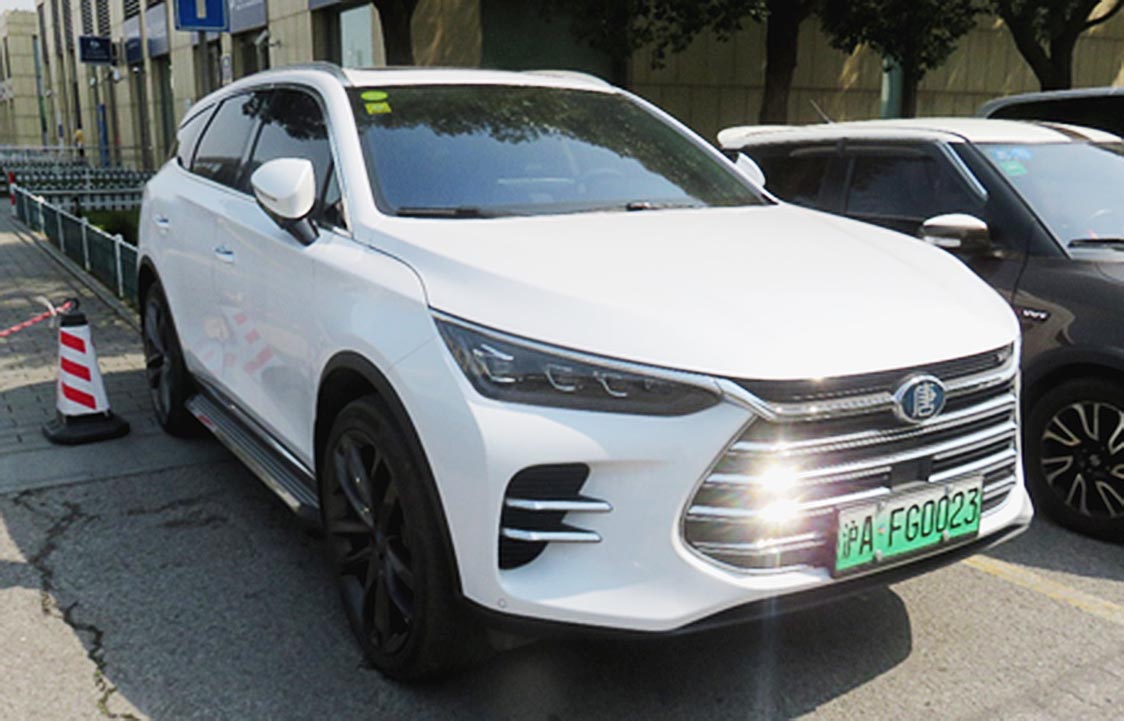 写真3 BYD比亜迪股份有限公司の電気自動車「唐」上海国際空港にて筆者撮影