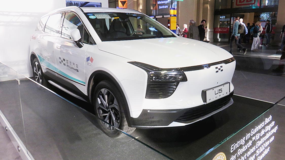 写真18―A 愛馳汽車AIWAYSモデルU5の西安からフランクフルトまでの走行テスト車の展示
