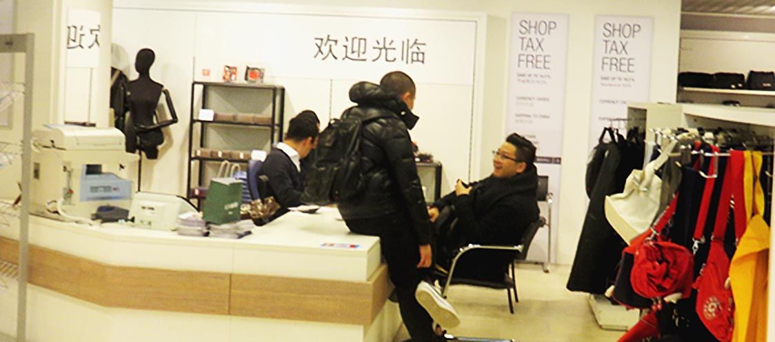 写真13 フランクフルト市内の大きなデパート・カウフホーフの付加価値税19%リファンド手続き窓口の中国人 いつも中国人であふれかえっている