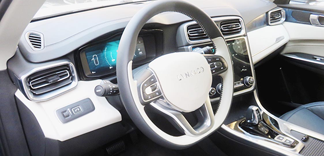 写真5 吉利汽車のブランド「Lynk & Co」コネクテッドが売り物の若者向けEV・SUV ハンドルに「Lynk&Co」のロゴが入っており他社と差別化している 上海Lynk&Coのショールームにて筆者撮影