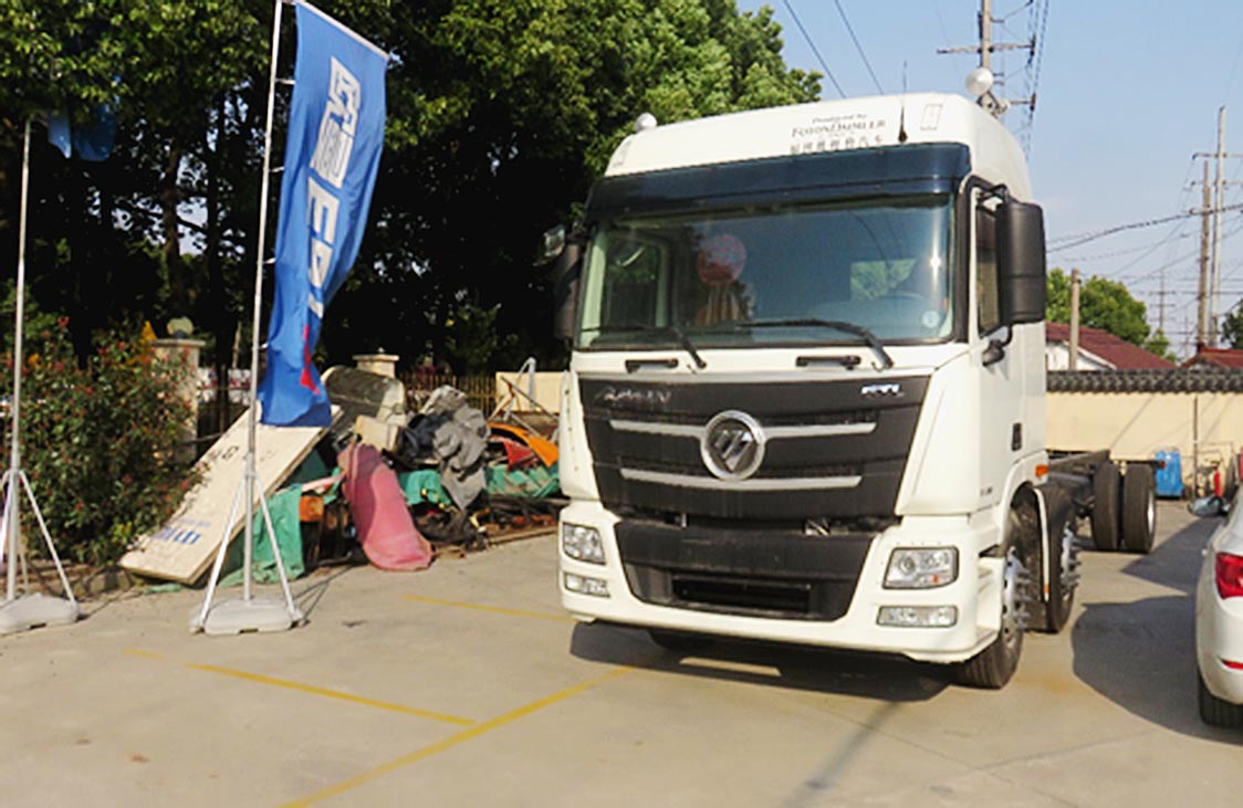 写真11 福田汽車との合弁でAumanブランドのヘッド これを自社ブランドで販売したいのがダイムラーの意図 上海の販売店にて筆者撮影