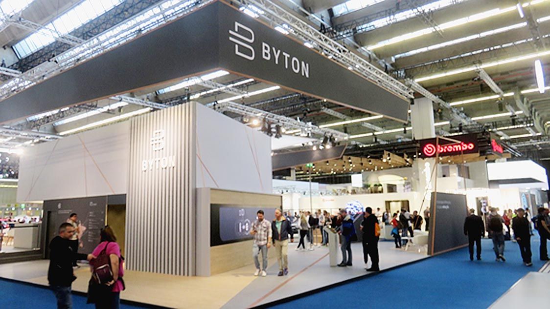 写真15 Bytonブランドのブース