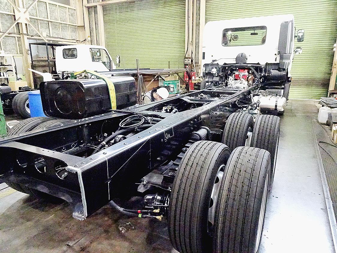 部品を手作業で組み付ける