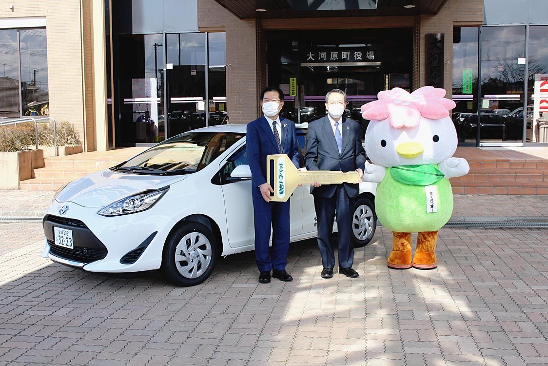 齋町長㊧と佐藤社長、大河原町のマスコットキャラクター・さくらっきー