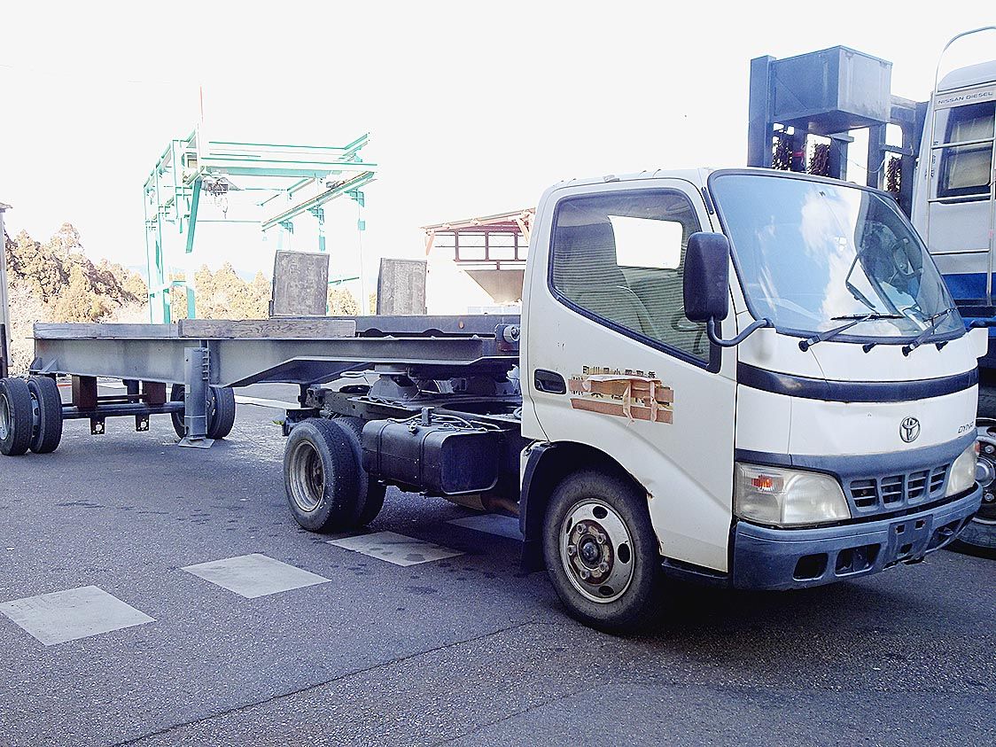 工場内で架装物を運搬する際に使用する車両