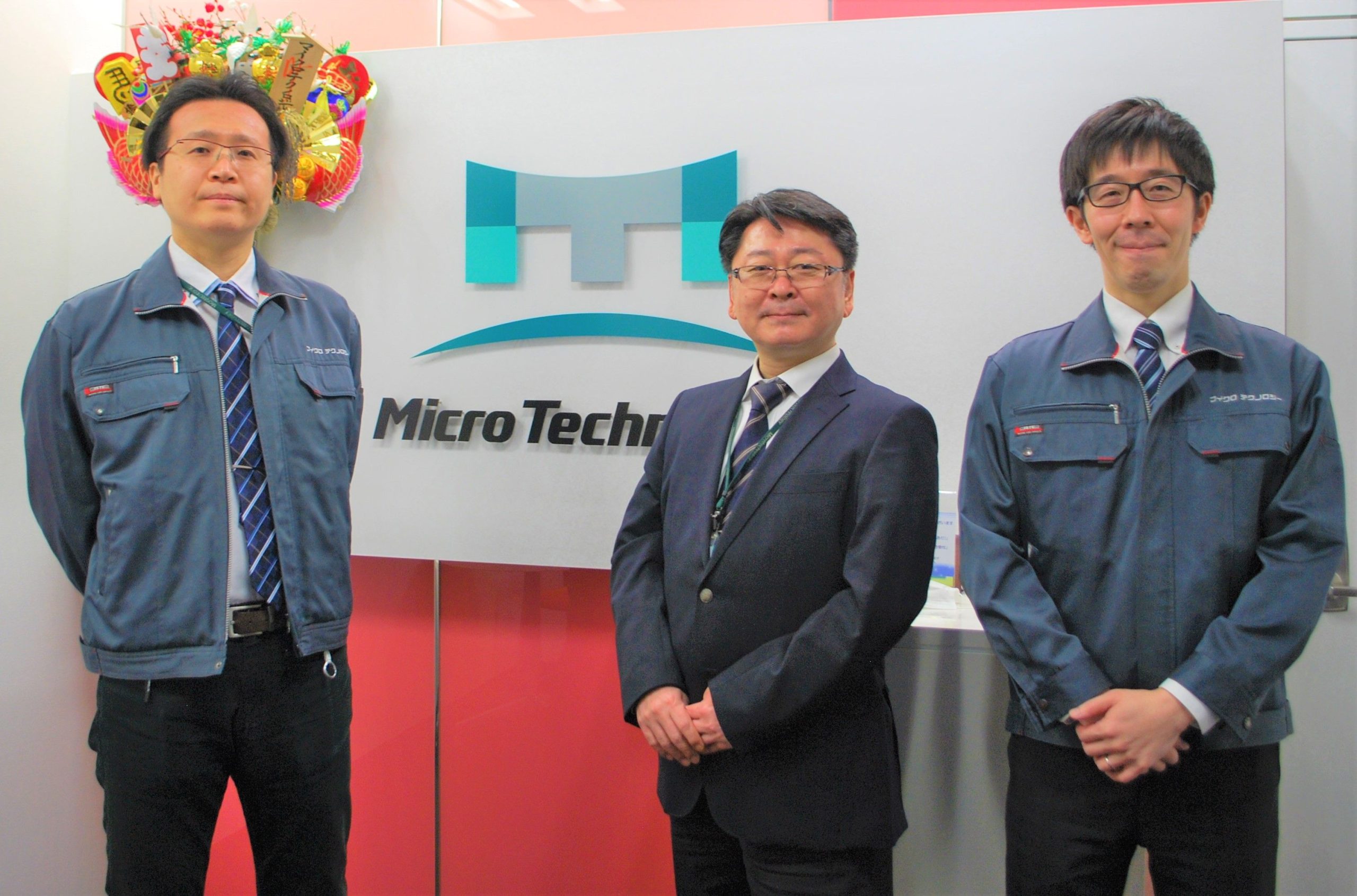 写真右から松宮永直副事業部長、安武浩一取締役事業部長、植松孝幸グループマネージャー