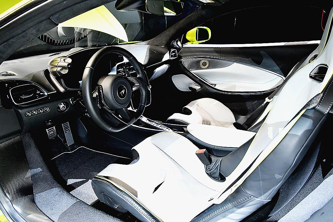 コックピットは、ドライバーを中心とした空間に仕上げた