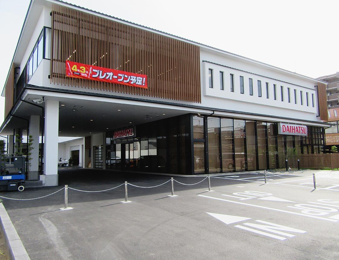 漆喰を採用した京都ダイハツ本社屋