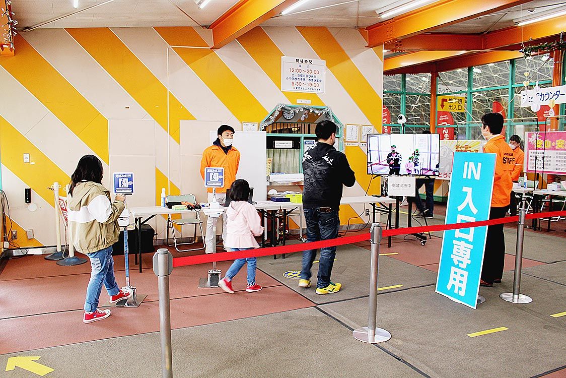 入口は来場者とスタッフの共用で1カ所に限定