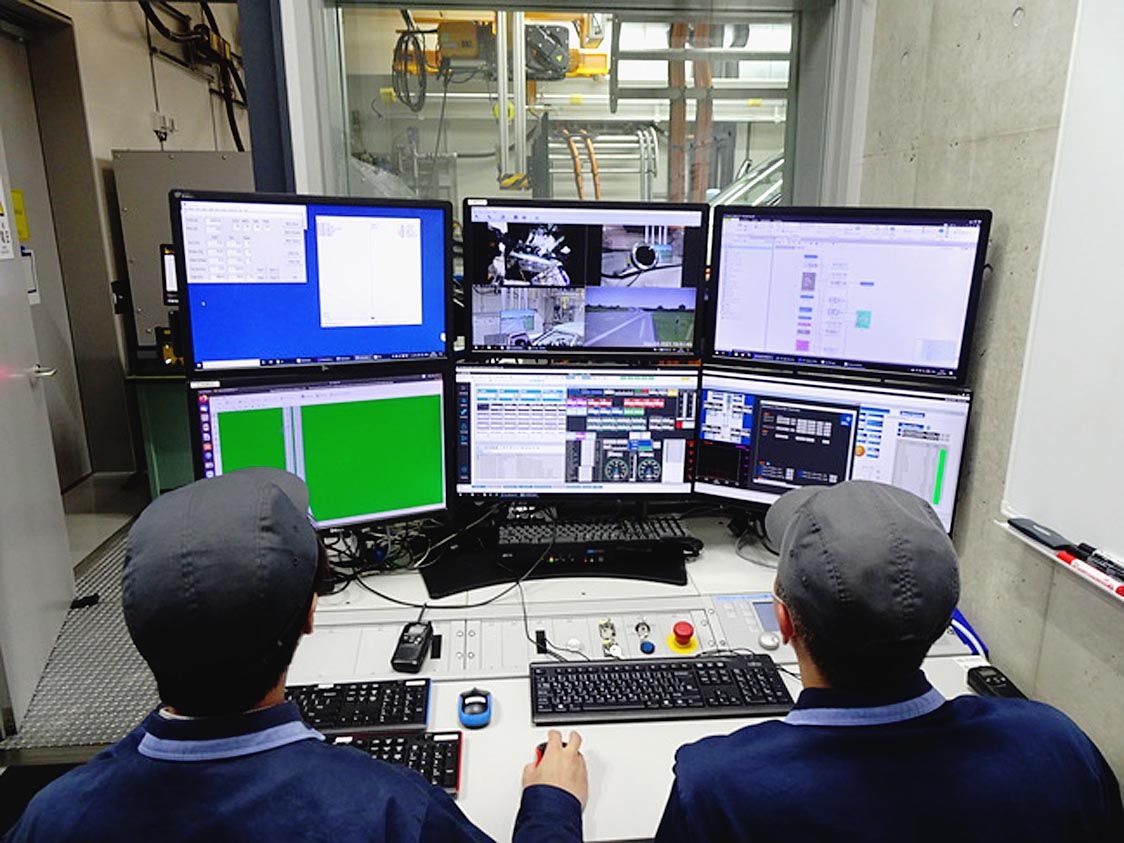 複数のモニターで動作状況を確認