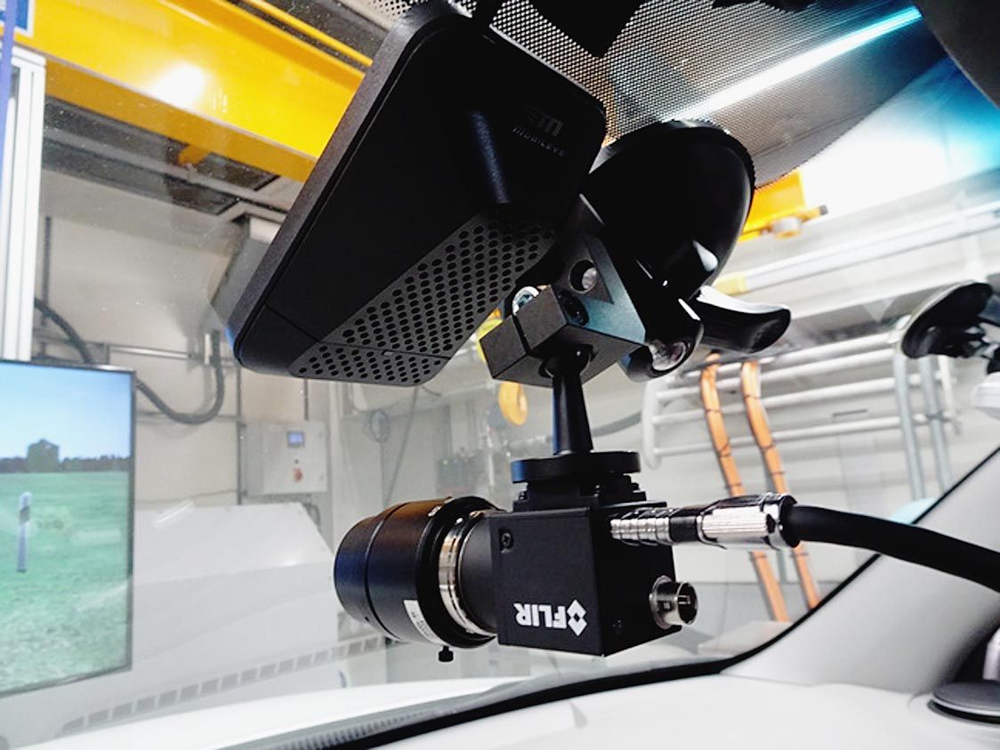 車内に取り付けたカメラで道路状況を認識する