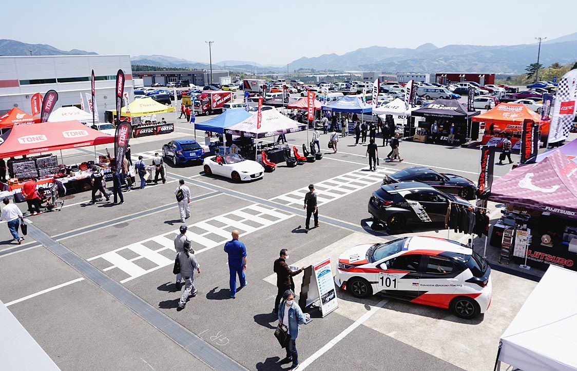 NAPAC会員のデモカーなども展示されたブース